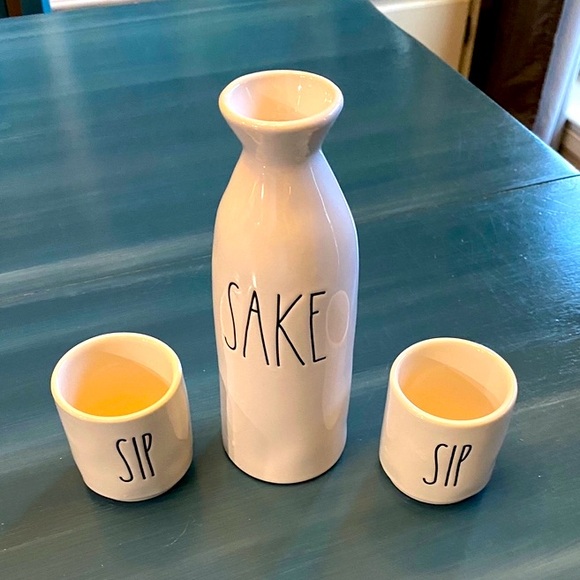 RAE DUNN Artisan Collection Sip Sip Sake Set 1 bottle 2 cups Serve-ware Dining - Picture 1 of 5
